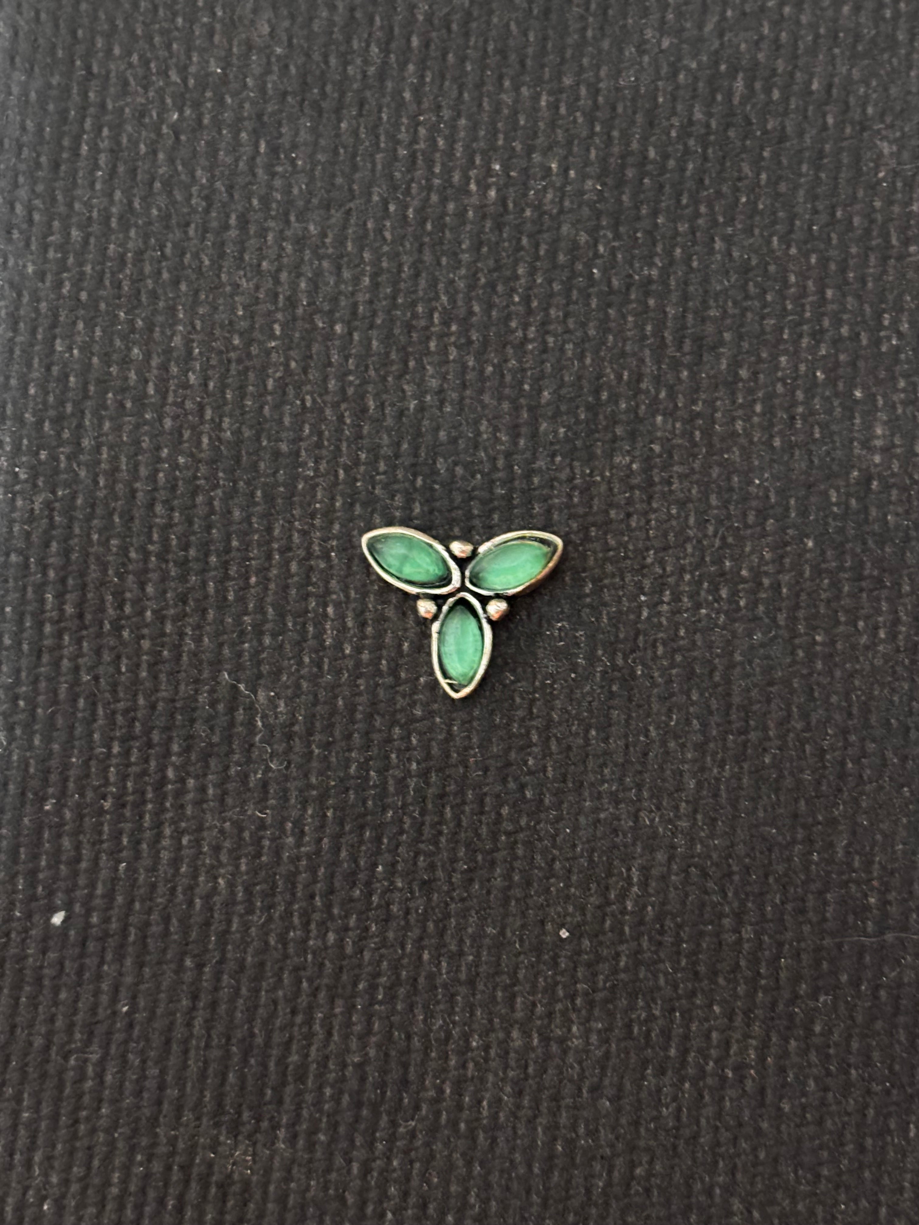 Three Leaf Green Nosepin